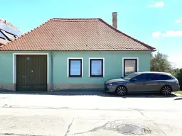 Bauernhaus mit zwei Wohneinheiten, 2 große Stadel. Garage, Nebengebäude