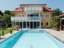 Wunderschöne, neuwertige Villa mit Salzwasserpool auf 1039 m² Grund in Wörthersee Nähe