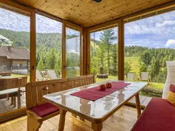 Gemütliches Almhaus am Hochrindl - Weitläufiges Grundstück mit Blick über sonnige Berggipfel.