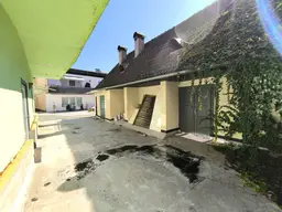Günstiges Ateliergebäude zu Renovieren mit ausbaufähigem Dachboden und 90 m² Terrasse im Zentrum von Völkermarkt!