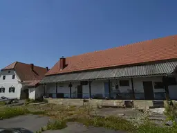 Saniertes Landgut mit umfangreichen Nebengebäuden und 8.527 m² Bauland