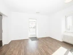 Helles Geschäftslokal mit großer Fensterfront und Freiparkplatz in Salzburg