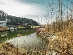Naturlage an der Fischach: Baugrundstück mit bewilligtem Öko-Haus