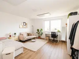 Über 5 % Bruttorendite: Sanierte 4-Zimmer-Wohnung im 5. OG mit Alpenblick