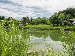 Naturlage an der Fischach: Baugrundstück mit bewilligtem Öko-Haus