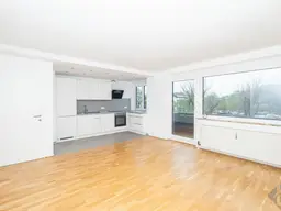 Aufwändig sanierte Vierzimmerwohnung mit Balkon und Parkplatz
