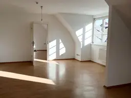 Provisionsfrei - Dachgeschosswohnung in zentraler Lage