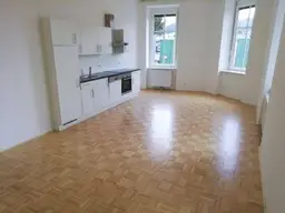 Gösting: 3 ZIMMER-Wohnung + neuwertige Einbauküche + Bad mit Wanne + extra WC + Lift + TG-Platz!
