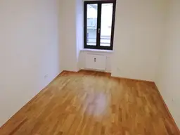 Heller 3 ZIMMER-Altbau, extra Küche möbliert, neuwertiges Bad mit Dusche / WC / Fenster, WG-tauglich