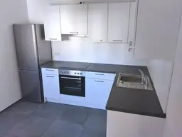 Ruhiger 2 ZIMMER-NEUBAU + Süd-Balkon 6,5m² + extra Küche möbliert + Bad mit Wanne + extra WC + Lift!