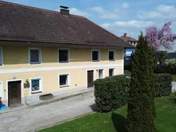 Ertragshaus mit vielen Nutzungsmöglichkeiten im Zentrum von Strassham zu kaufen