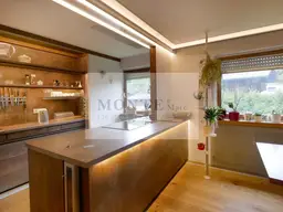 Schick gestaltete Wohnung mit Bergblick, Balkonen und TG