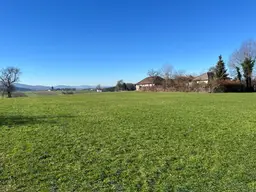 Sonnige voll aufgeschlossene Baugrundstücke, ohne Bauzwang mit ca. 758 m² Fläche in Regau / Hinterbuch (Gst. 4)