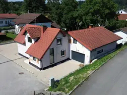 RESERVIERT! Renoviert, belagsfertig &amp; bereit für Ihre Ideen! Einfamilienhaus mit Garten, Sonnenterrasse und Doppelgarage in Timelkam - BIETERVERFAHREN