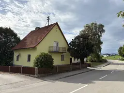 TELL US YOUR PRICE! Sanierungsbedürftiges Einfamilienhaus mit XXL-Garagen / Werkstätte / Lagerflächen Römerstraße /Haibach ob der Donau, Bieterverfahren Startpreis: € 150.000,-