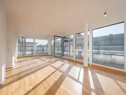 Wohnjuwel mit umlaufender Terrasse: lichtdurchflutetes Domizil mit großen Fensterflächen und Ankleidezimmer