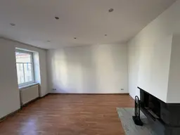 Grosszügige 3 Zimmer Wohnung mit Einbauküche, Bad, WC