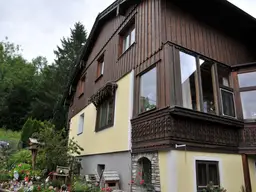 Zweifamilienhaus mit Renovierungsbedarf am Ortsrand