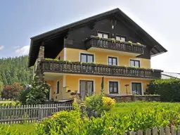 Einfamilienhaus mit drei Wohneinheiten und Bergblick