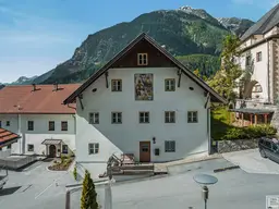 Geschichtsträchtiges Gebäude mit Blick über Ötz