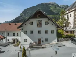 Geschichtsträchtiges Gebäude mit Blick über Ötz