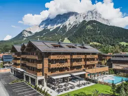 Tiroler Alpenzauber: Luxuriöses Gartenapartment am Fuße der Zugspitze