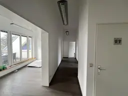 Dachgeschoß-NEUBAU-Wohnung mit 3 Zimmern! Inkl. 2 Kfz-Stellplätzen!