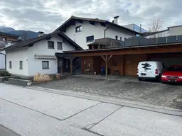 Terfens/Vomperbach: Einfamilienhaus mit großem Carport.