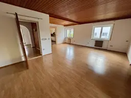 Großzügige Mietwohnung mit Balkon und zusätzlichen Räumen für Ihre Hobbys ...!