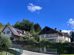 Großzügiges Anwesen - mit zwei Wohnhäusern und großem Naturgarten.