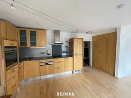 Miete: 2-Zimmer-Dachgeschosswohnung mit guter Anbindung