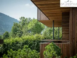 Alpine Eleganz: Modernes Chalet mit klaren Linien in idyllischer Bergkulisse