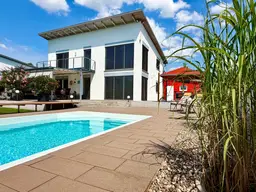 ARCHITEKTENHAUS MIT PARKÄHNLICHEM GARTEN, POOL UND EXKLUSIVER AUSSTATTUNG