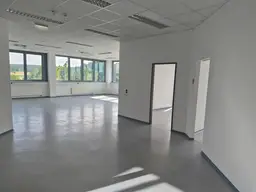 Helle Bürofläche mit Einzelräumen und eigener Teeküche