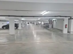 HELLER breiter TIEFGARAGENPLATZ ab 01.08.2025 ZU VERMIETEN! 