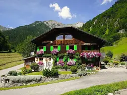 Willkommen im Paradies - Exklusives &amp; liebevoll saniertes Bauernhaus mit 3 Wohneinheiten zu verkaufen!