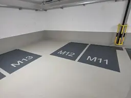 XL-Motorrad-Stellplatz im Hochhaus Grünblick | U2 Stadion | Provisionsfrei