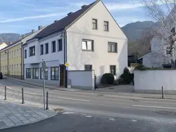 2 getrennte gepflegte Häuser (derzeit vermietet) auf einem Grund, zentrale Lage