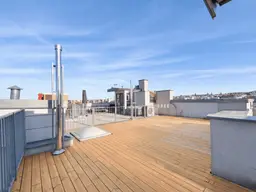 Bei Schönbrunn: Dachgeschosswohnung mit großer Dachterrasse im Stilaltbau