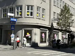 Attraktive Ecklage auf der Landstraße - große Auslagen!