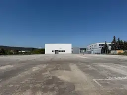 1.500 m² Lagerhalle + 8.000 m² Freifläche asphaltiert zu verkaufen