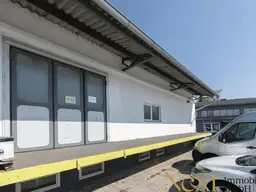 Lagerhalle mit Falttor, Lastenlift, Freifläche sowie Büroteil in Leonding zu vermieten