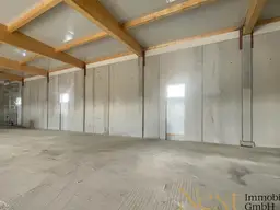 Großzügige Lagerhalle mit Rolltor in Alkoven zu vermieten!