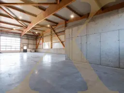 Neuwertige &amp; beheizte Lager- oder Gewerbehalle mit Rolltor in Arbing (Bezirk Perg) zu vermieten!