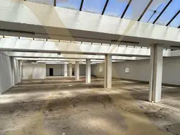 Gewerbeobjekt mit Lagerflächen und bewilligter Planung für einen Autolift in Enns zu verkaufen!