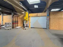 Lagerhalle mit Rolltor und Büro in Linz zu vermieten!