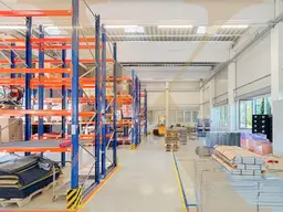 Halle mit kleiner Bürofläche im Linzer Gewerbegebiet zu vermieten!