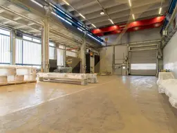 Produktions- und Lagerhalle mit Krananlagen in Linz zu vermieten!