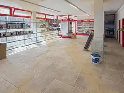 Geschäfts-/Verkaufsfläche mit Schaufensterfront und großer Lagerhalle in idealer Verkehrslage von Leonding zu vermieten!