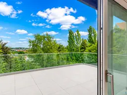 Großzügige Dachgeschossresidenz mit 45 m² Wohnküche, zwei Balkonen und kaum Dachschrägen